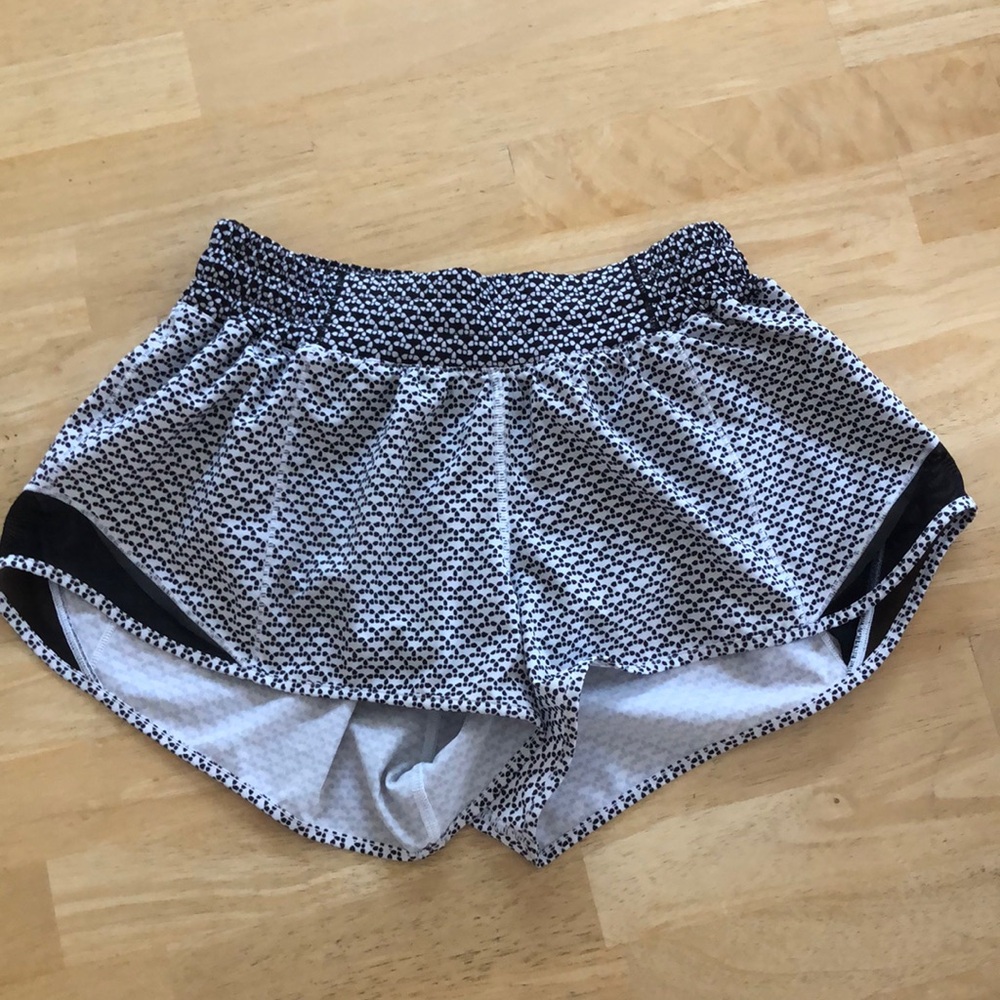 Lululemon Hotty Hot Low-Rise Shorts 2.5” - Black & White Pattern Size 6